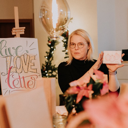 Tina leitet einen Workshop an zum Thema Weihnachtskarten selber gestalten. Er findet statt in Vechta, im Fotostudio von Ann-Christin Bert Photography.