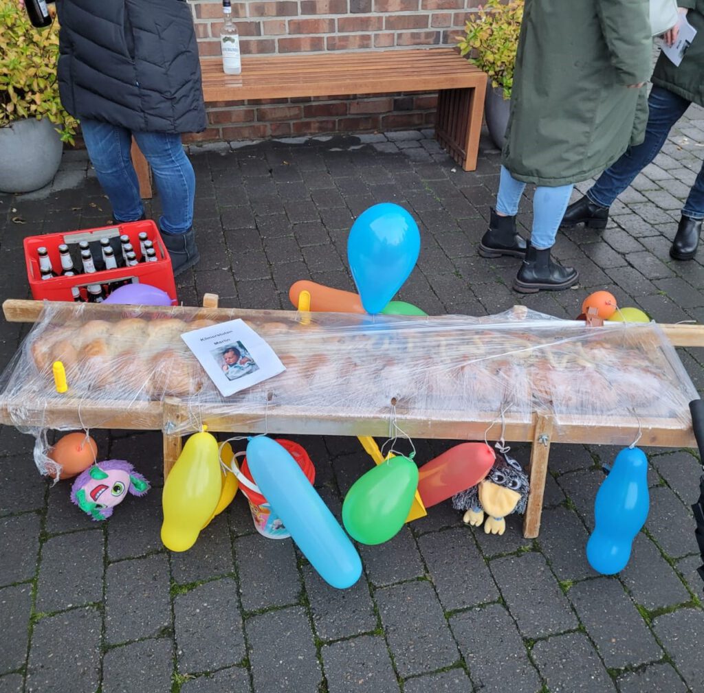 Zur Geburt eines Kindes wird den Eltern traditionell ein Kilmerstuten gebracht. Es handelt sich um ein helles Hefeteig-Brot mit Rosinen, auf dem mit Zuckerguss-Buchstaben der Name des Kindes geschrieben steht. Verziert wird dies mit Spielzeug und Luftballons. Der Weg zum Haus des Neugeborenen wird mit einem Spaziergang mit Spirituosen verbunden, sodass eine gelöste Stimmung herrscht. 