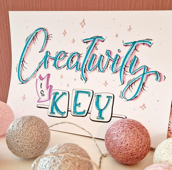 Das Foto präsentiert das von "Tina macht das" Tina Niemann selbsterstellte Handlettering mit den Worten "Creativity is key". Es weist auf die Bedeutung von Kreativität als einer der wichtigsten Schlüsselkompetenzen im 21. Jahrhundert hin.