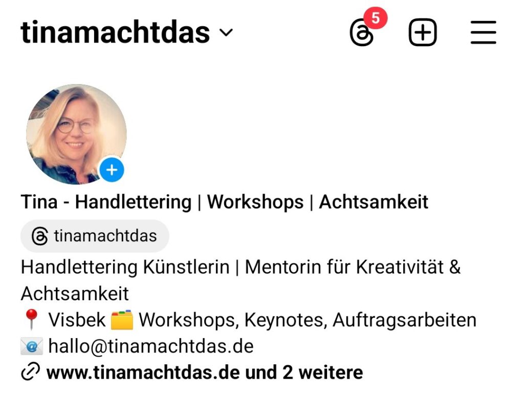 Das Bild ist ein Screenshot des Instagram-Profils von "Tinamachtdas", in dem TIna sich beschreibt als Handlettering-Künstlerin und Mentorin für Kreativität und Achtsamkeit