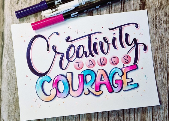 Ein Handlettering mit dem Text "Creativity takes courage"