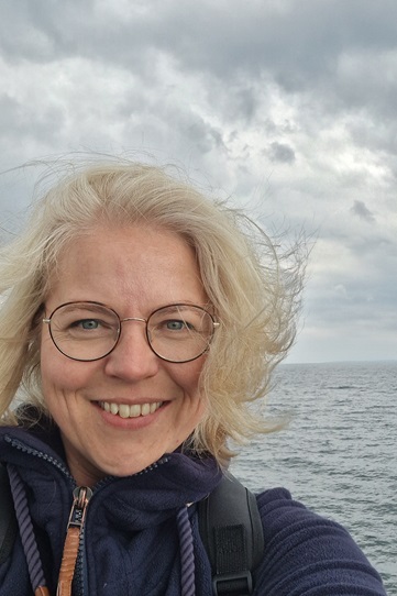 Tina auf der Fähre auf der Ostsee. Die Haare wehen im Wind