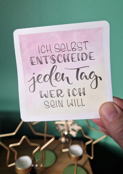 Affirmationskarte mit dem Text "Ich selbst entscheide jeden Tag, wer ich sein will".